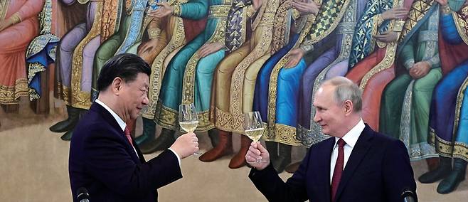 2023년 3월21일 러시아 모스크바 크렘린 궁전의 파셋홀에서 열린 만찬에서 블라디미르 푸틴 러시아 대통령(오른쪽)과 시진핑 중국 국가주석이 건배하고 있다. ⓒAP 연합