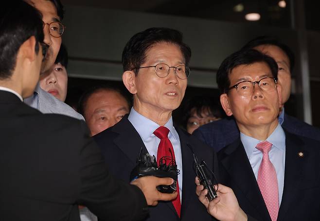 김문수 국민의힘 대선 후보가 5월10일 서울 양천구 서울남부지방법원에서 열린 당의 후보 선출 취소 가처분신청 사건 심문 기일에 출석한 뒤 법정을 나서며 발언하고 있다. ⓒ 연합뉴스