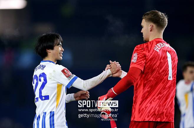 ▲ 미토마 가오루(왼쪽)는 2년 연속 브라이턴 올해의 골 수상 영광을 동료 골키퍼 바르트 페트르뷔헌에게 돌렸다.