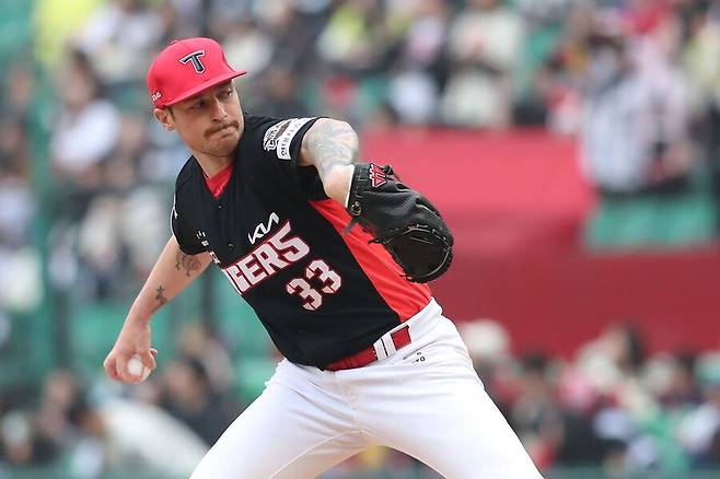 ▲ 올러는 5회까지 투구 수가 적지 않았지만, 이범호 감독에게 직접 6회에도 던지겠다는 뜻을 드러냈고 이는 성공적이었다 ⓒKIA타이거즈