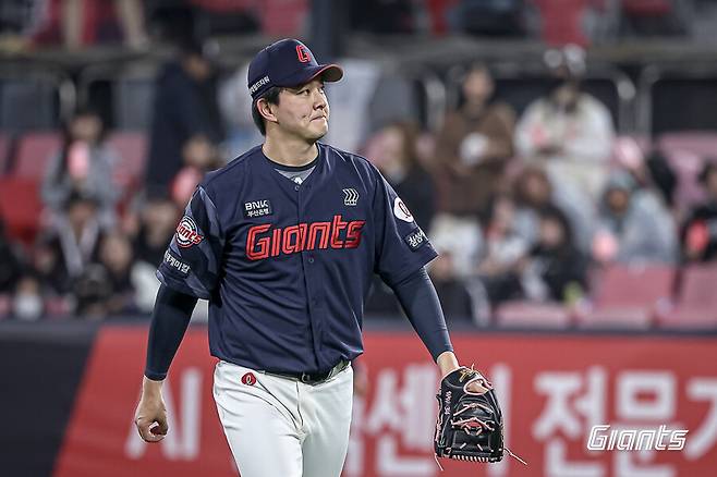 ▲ 롯데 마무리투수 김원중이 시즌 10세이브째를 수확했다. ⓒ롯데 자이언츠