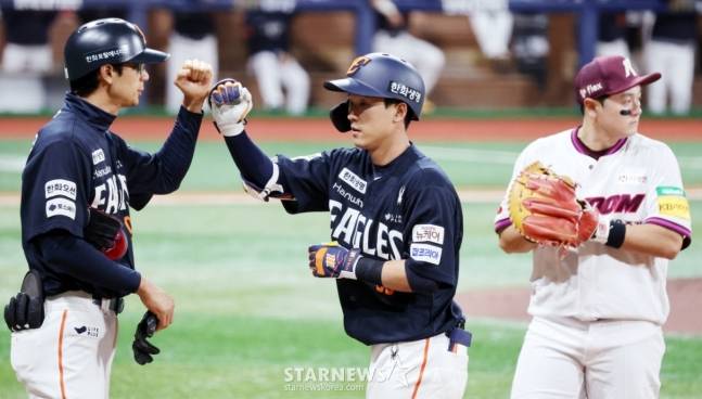 한화 1번 황영묵(가운데)이 9일 고척스카이돔에서 열린 2025 KBO리그 키움히어로즈와 한화이글스 경기 3회초 1사에서 안타를 터트리고 있다. /사진=강영조 선임기자