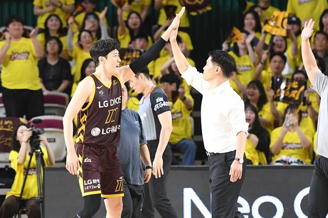 LG 허일영(왼쪽)과 조상현 감독. /사진=KBL 제공