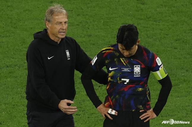 아시안컵 탈락 후 손흥민(오른쪽)을 위로하는 클린스만 전 감독(왼쪽). /AFPBBNews=뉴스1