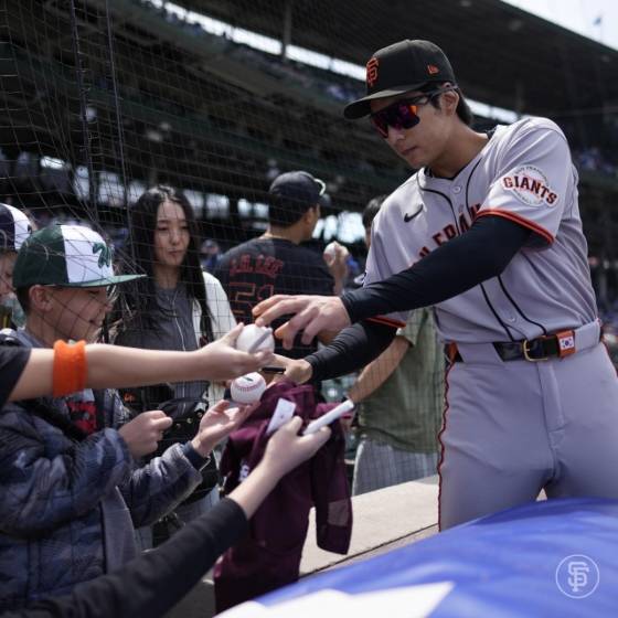 8일 경기를 앞두고 사인을 하고 있는 이정후. /사진=샌프란시스코 자이언츠 공식 SNS