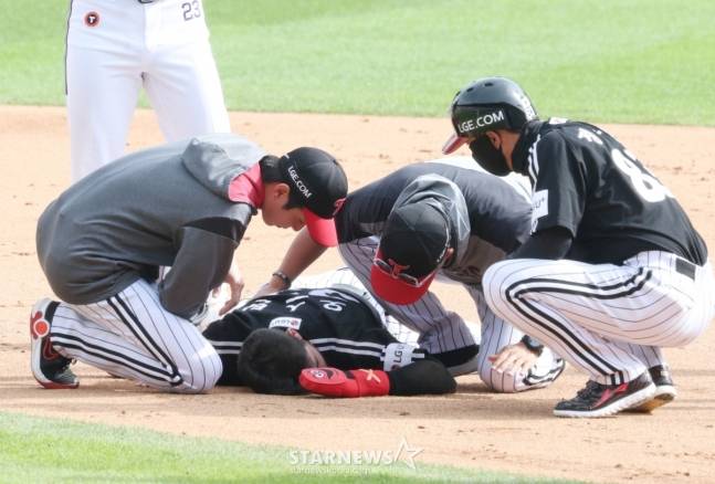 2025 신한 SOL Bank KBO리그 두산 베어스 대 LG 트윈스 경기가 6일 잠실야구장에서 열렸다. LG 8회초 무사 1루에서 1루주자 오스틴(왼쪽에서 두 번째)이 문보경의 내야땅볼 때 2루로 뛰다 두산 2루수 강승호와 충돌한 후 쓰러져 고통스러워하고 있다. /사진=김진경 대기자