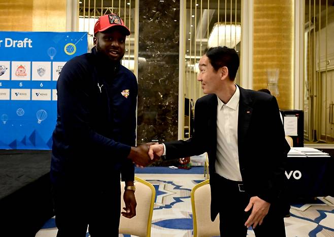 에반스(왼쪽)와 김철수 한국전력 단장. /사진=한국배구연맹(KOVO) 제공