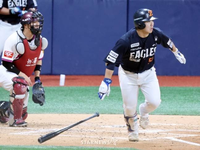 한화 3번타자 문현빈(오른쪽)이 10일 고척스카이돔에서 열린 2025 KBO리그 키움히어로즈와 한화이글스 경기 3회초 1사 1,3루에서 희생타를 친 후 1루로 향하고 있다. /사진=강영조 선임기자