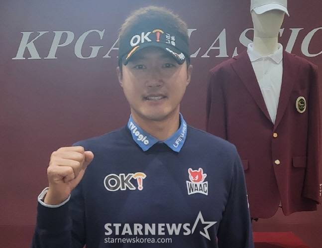 이태희가 10일 KPGA 클래식 2라운드 경기를 마치고 취재진과 인터뷰 후 포즈를 취하고 있다. /사진=안호근 기자