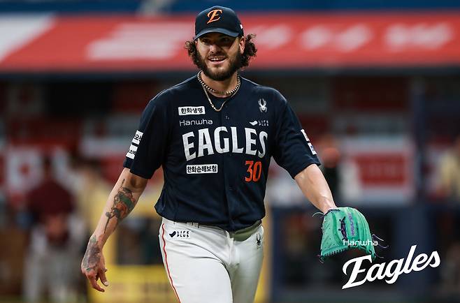 10일 오후 서울 고척스카이돔에서 열린 '2025 신한 SOL Bank KBO리그' 한화 이글스와 키움 히어로즈의 경기, 한화 선발투수 폰세가 이닝을 마친 뒤 더그아웃으로 향하고 있다. 한화 이글스