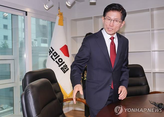 국민의힘 당사 대선 후보 사무실 찾은 김문수 (서울=연합뉴스) 류영석 기자 = 국민의힘 김문수 대선 후보가 8일 서울 영등포구 여의도 국민의힘 당사 대선 후보 사무실에서 자리에 앉고 있다. 2025.5.8 ondol@yna.co.kr