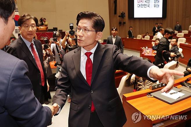 의총장에서 나가는 김문수 후보 (서울=연합뉴스) 김주성 기자 = 국민의힘 김문수 대선 후보가 9일 서울 여의도 국회에서 열린 의원총회에서 권영세 비상대책위원장이 단일화를 압박하는 발언을 하고서 퇴장하자 바로 이어서 의총장을 나가고 있다. 2025.5.9 utzza@yna.co.kr