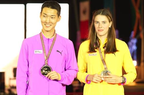 왓 그래비티 챌린지에서 우승한 우상혁 (서울=연합뉴스) 우상혁(왼쪽)이 10일(한국시간) 카타르 도하 카타라 원형극장에서 열린 왓 그래비티 챌린지 남자 높이뛰기 대회에서 우승한 뒤, 여자부 1위 마후치크와 기념 촬영하고 있다. [용인시청 육상팀 제공. 재판매 및 DB금지]