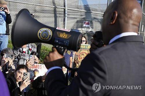 뉴어크 이민자 구금시설 앞 시위 발언하는 바라카 시장 [AP 연합뉴스 자료사진. 재판매 및 DB 금지]
