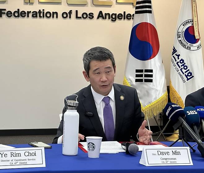 미국 LA에서 기자들과 문답하는 데이브 민 연방 하원의원   (로스앤젤레스=연합뉴스) 임미나 특파원 = 한국계 미국 연방 하원의원 데이브 민(민주·캘리포니아)이 9일(현지시간) 미국 로스앤젤레스(LA) 한인회관에서 기자간담회를 열고 그간의 의정활동을 소개하고 있다. 2025.5.10 mina@yna.co.kr