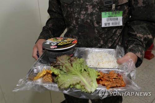 '제육볶음ㆍ상추쌈ㆍ동그랑땡ㆍ호박된장' …군 장병 점심 메뉴   (서울=연합뉴스) 경기 양주시 72사단 202여단 맹호부대에서 한 장병이 코로나19 무증상 격리 생활관으로 직접 배식한 점심을 가지고 이동하고 있다. 2021.5.27  [국회사진기자단]