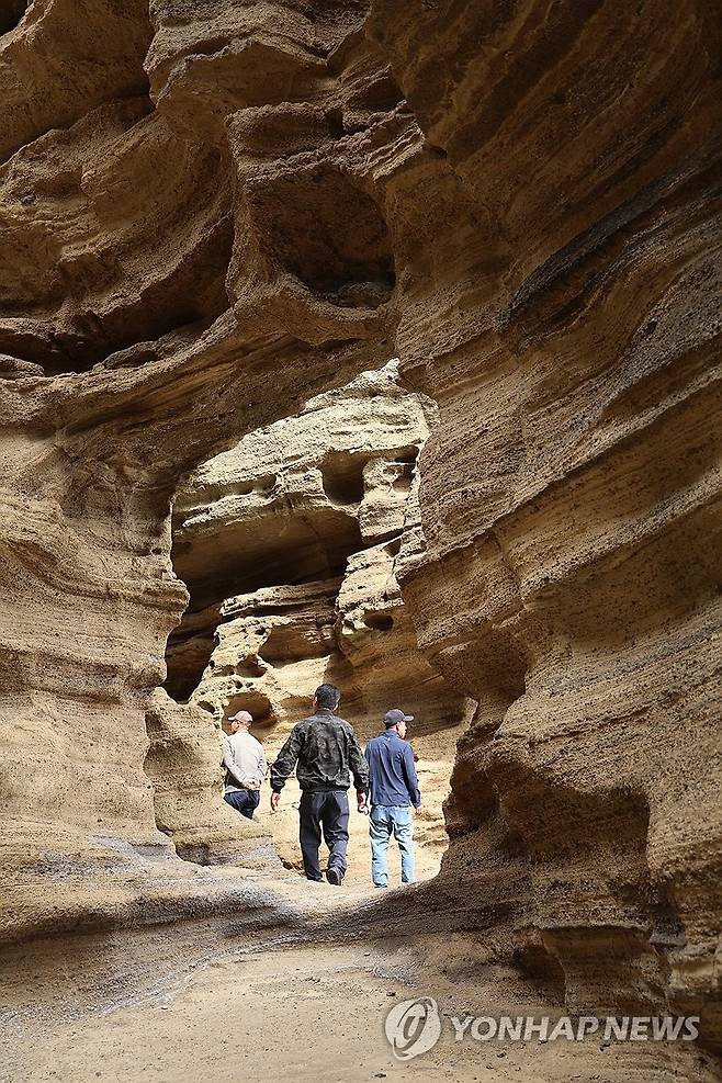 용머리해안 탐방 (서귀포=연합뉴스) 박지호 기자 = 25일 오전 제주 서귀포시 안덕면 용머리해안을 찾은 관광객이 탐방로를 걷고 있다. 2025.4.25 jihopark@yna.co.kr