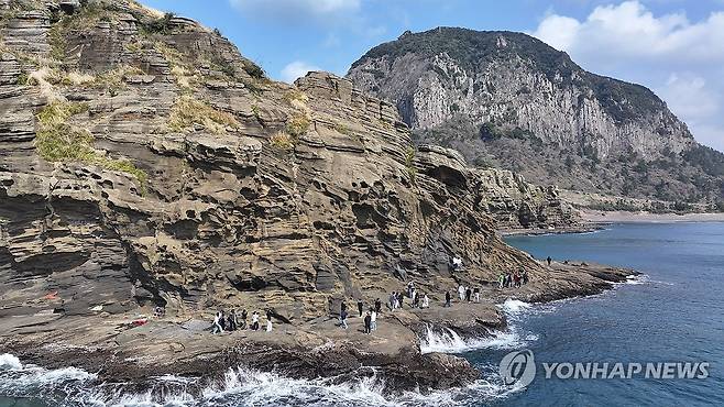 용머리해안 탐방로 (서귀포=연합뉴스) 박지호 기자 = 20일 오전 제주 서귀포시 안덕면 사계리 용머리해안을 찾은 관광객이 절경을 감상하며 산책하고 있다. 2025.3.20 jihopark@yna.co.kr