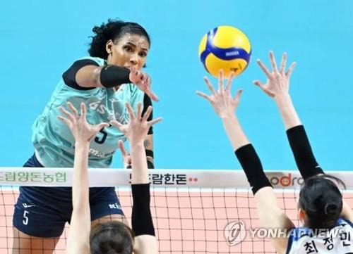 GS칼텍스와 재계약한 실바(왼쪽) [한국배구연맹 제공. 재판매 및 DB 금지]