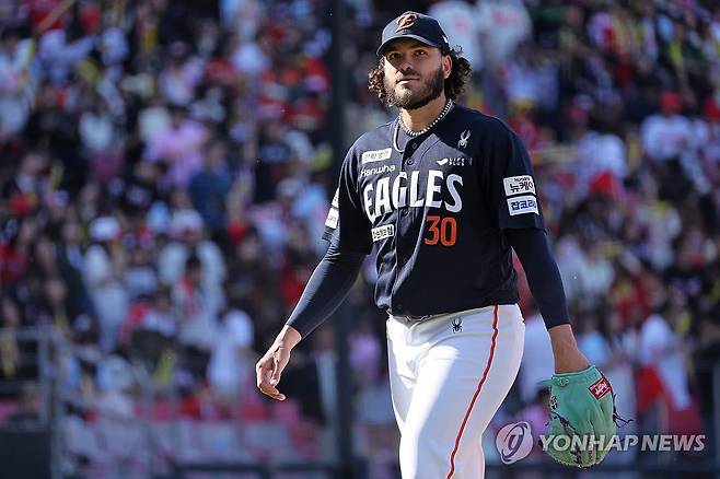 마운드서 내려오는 폰세 (광주=연합뉴스) 김혜인 기자 = 4일 광주기아챔피언스필드에서 열린 프로야구 한화 이글스와 KIA 타이거즈의 경기. 7회가 끝나고 한화 선발투수 폰세가 마운드를 내려오고 있다. 2025.5.4 in@yna.co.kr