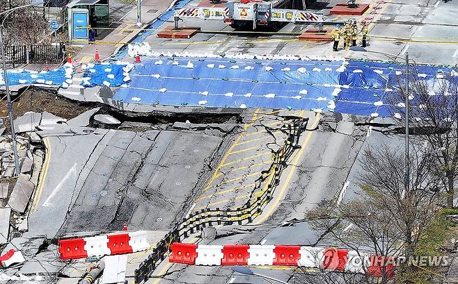 (광명=연합뉴스) 지난달 11일 경기도 광명시 양지사거리 부근 신안산선 복선전철 제5-2공구 지하터널 공사 현장과 상부 도로가 함께 붕괴하는 사고가 났다. 2025.4.13 [연합뉴스 사진. 재판매 및 DB 금지]