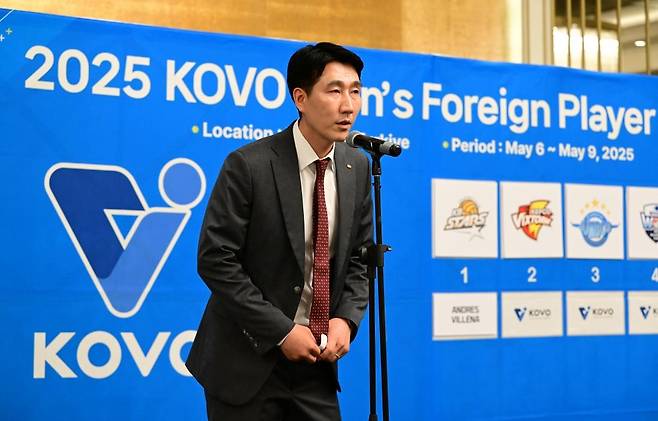 외국인 선수 드래프트에서 에번스 호명하는 권영민 한국전력 감독 [한국배구연맹 제공. 재판매 및 DB 금지]