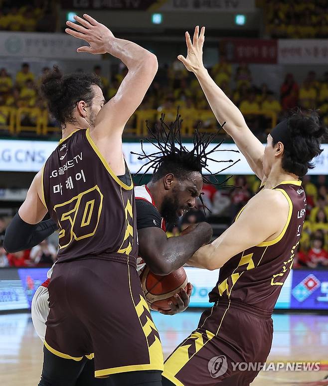 "자밀 워니를 막아라" (창원=연합뉴스) 김동민 기자 = 9일 경남 창원체육관에서 열린 2024∼2025시즌 프로농구 창원 LG 세이커스와 서울 SK 나이츠의 챔피언결정전 3차전 경기. LG 아셈 마레이가 SK 자밀 워니를 디펜스하고 있다. 2025.5.9 image@yna.co.kr