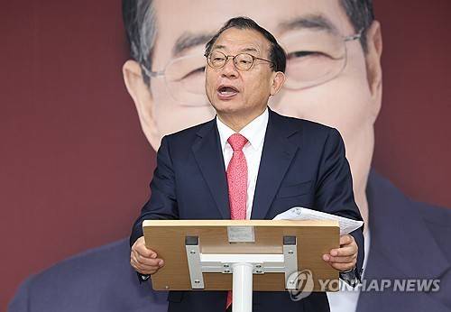 취재진 질문에 답하는 이정현 대변인     (서울=연합뉴스) 김성민 기자 = 무소속 한덕수 대통령선거 예비후보 캠프 이정현 대변인이 7일 서울 영등포구 한 후보 캠프 사무실에서 한 후보의 기자회견이 끝난 뒤 취재진 질문에 답하고 있다. 2025.5.7
    ksm7976@yna.co.kr
(끝)