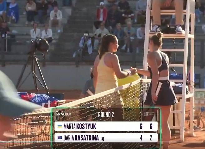 경기 종료 후 악수하는 카사트키나(왼쪽)와 코스튜크. [WTA 투어 TV 화면 캡처. 재판매 및 DB 금지]