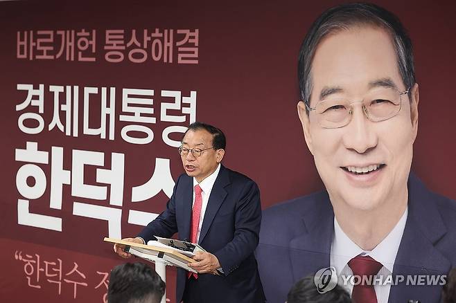 취재진 질문에 답하는 이정현 대변인 [연합뉴스 자료사진]