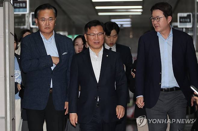 단일화 협상 참석하는 이양수 사무총장 (서울=연합뉴스) 김주성 기자 = 국민의힘 이양수 사무총장이 9일 서울 여의도 국회에서 재개된 국민의힘 김문수 대선 후보와 무소속 한덕수 대선 예비 후보 간의 단일화 협상에 참석하고 있다. 
    왼쪽부터 유상범 단일화추진본부 위원장, 이양수 사무총장, 신동욱 수석대변인. 2025.5.9 utzza@yna.co.kr