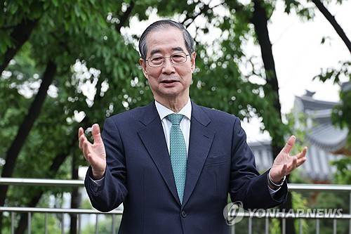 백브리핑하는 한덕수      (서울=연합뉴스) 류영석 기자 = 한덕수 무소속 대선 예비후보가 8일 서울 국회 사랑재에 위치한 커피숍에서 회동을 마친 후 백프리핑하고 있다. 2025.5.8 [공동취재]
    ondol@yna.co.kr
(끝)