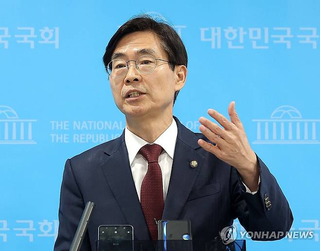 당 대선 후보 교체 규탄하는 조경태 의원 (서울=연합뉴스) 류영석 기자 = 국민의힘 조경태 의원이 10일 국회 소통관에서 당의 김문수 대선 후보 선출 취소와 한덕수 후보 재선출 절차 착수 조치와 관련한 규탄 및 철회 촉구 기자회견을 마친 뒤 취재진 질문에 답변하고 있다. 2025.5.10 ondol@yna.co.kr