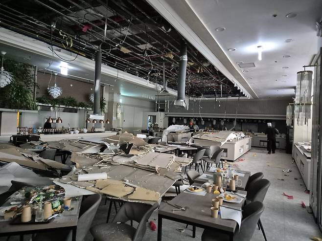 천장 마감재가 떨어진 천안 웨딩홀 연회장 [충남 천안동남소방서 제공. 재판매 및 DB  금지]