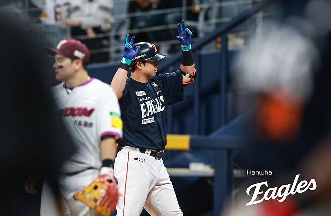 10일 키움 전에서 안타를 치고 기뻐하는 한화 노시환(오른쪽) [한화 이글스 제공. 재판매 및 DB 금지]