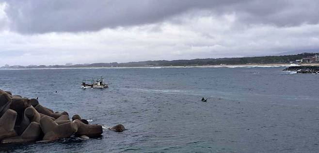 바다에 표류하던 서퍼 4명 구조 [양양소방서 제공.재판매 및 DB 금지]