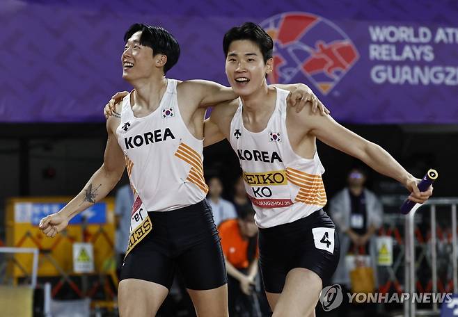 한국 신기록 세우고 기뻐하는 한국 남자 400ｍ 계주팀 (광저우 로이터=연합뉴스) 한국 육상 남자 400ｍ 계주팀 앵커 고승환(오른쪽)이 10일 중국 광저우에서 열린 2025 세계육상릴레이선수권에서 38초56에 결승선을 통과한 뒤, 동료 이재성과 함께 기뻐하고 있다.