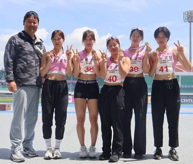 가평군청 육상팀이 2025 구미아시아육상경기선수권대회 최종선발대회가 끝난 뒤 기념사진을 찍고 있다. 사진은 왼쪽부터 강대훈 감독, 김다은, 김소은, 진수인, 전하영, 한예솔. 사진=가평군청