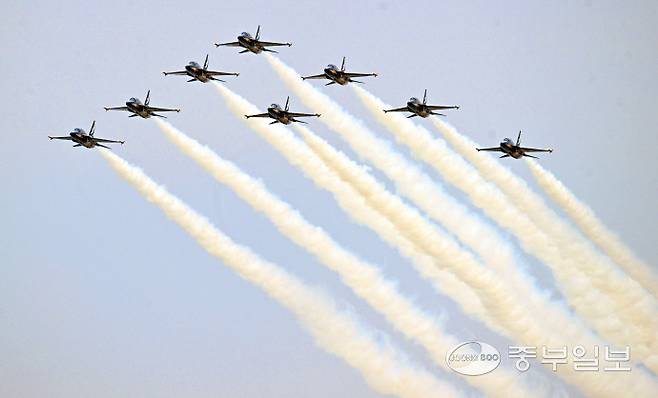 11일 오후 평택시 주한미공군 오산기지에서 열린 '오산 에어 파워 데이 2025'에서 공군 특수비행팀 블랙이글스가 화려한 에어쇼를 선보이고 있다. 김경민기자