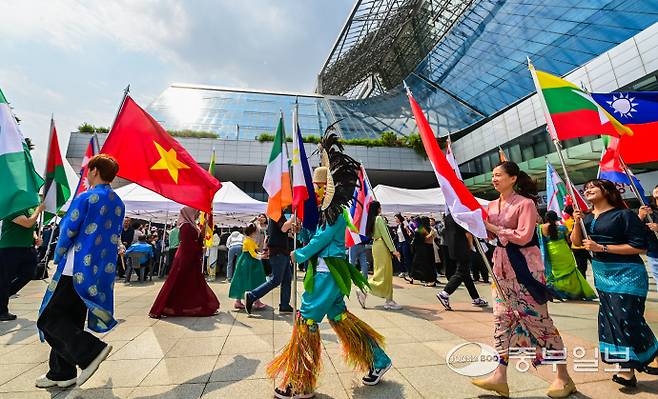 11일 오후 성남시청 광장에서 열린 제14회 지구촌 어울림 축제에서 기수단이 국기 퍼레이드를 선보이고 있다. 임채운기자