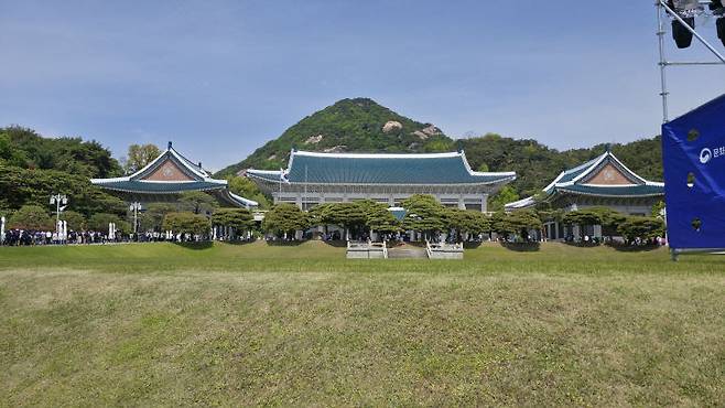 청와대 본관 전경.