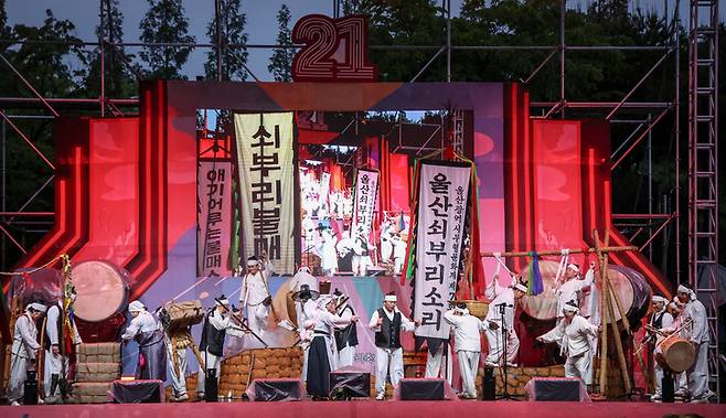지난 9일 울산 북구청 광장에서 열린 '제21회 울산쇠부리축제' 개막식에 앞서 신명나는 울산 쇠부리소리 공연이 펼쳐지고 있다. 이수화 기자