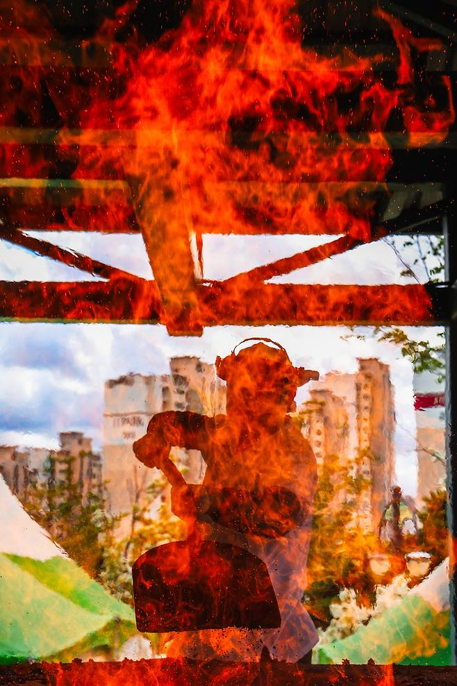 제21회 울산쇠부리축제가 열리고 있는 지난 10일 달천철장 제철실험장에서 울산쇠부리기술이 재연되고 있다. 이수화 기자