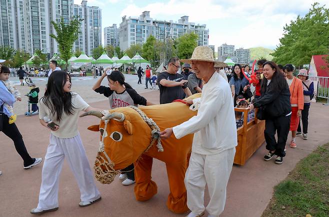 지난 10일 울산쇠부리축제 달천철장 행사장을 찾은 아이들이 소달구지 시승 체험을 하고 있다. 이수화 기자