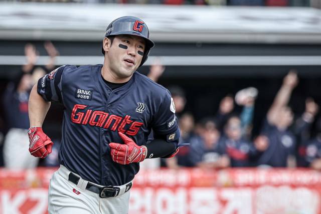 롯데 자이언츠 전준우가 11일 2025 프로야구 KT 위즈전에서 2점 홈런을 친 뒤 베이스를 돌고 있다. 롯데 자이언츠 제공