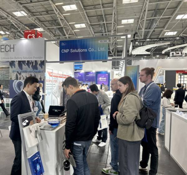 포항 지역 기업이 '인터배터리 유럽 2025' 홍보관에서 지역 이차전지 기술력을 소개하고 있다.