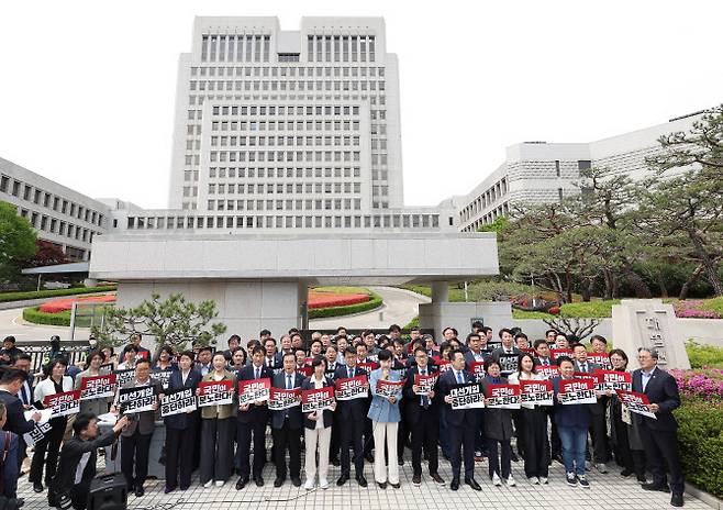더불어민주당 의원 60여명이 지난 2일 대법원 앞에서 기자회견을 열고 이재명 대선 후보의 상고심 판결을 맹비난했다. (사진=연합뉴스)