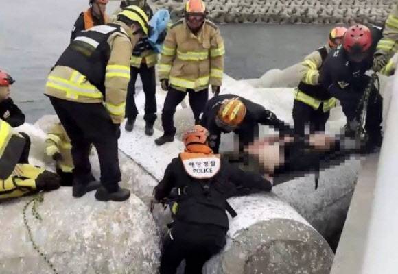 10일 속초 외옹치항 방파제에서 60대 부부가 추락하는 사고가 발생, 해경과 소방에 의해 구조했다. 사진=속초해양경찰서