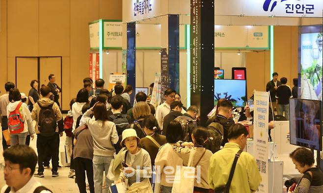 [이데일리 이영훈 기자] 8일 서울 강남구 코엑스에서 열린 ‘2025 올댓트래블’에서 관람객들이 이벤트에 참여하고 있다.