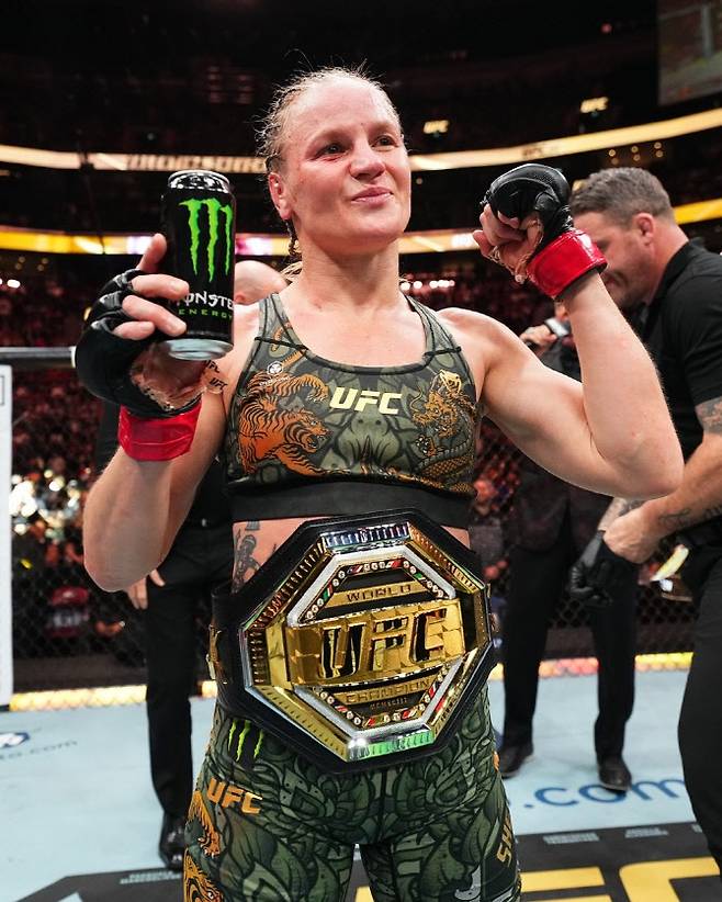 UFC 여성 플라이급 챔피언 발렌티나 셰브첸코가 1차 방어에 성공한 뒤 챔피언 벨트를 차고 기뻐하고 있다. 사진=UFC